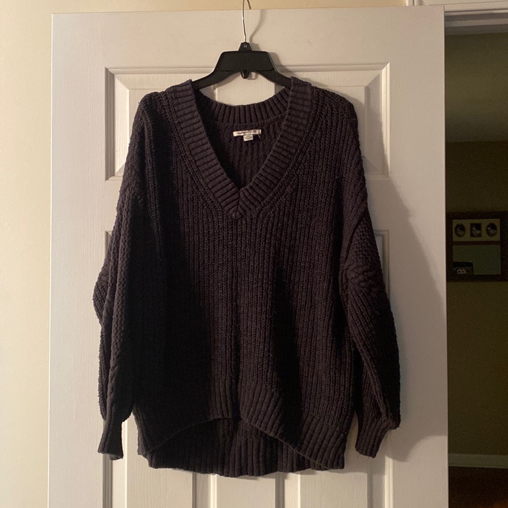 American Eagle L black v neck sweater